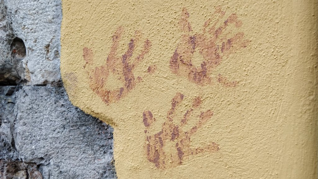 traces de mains sur mur de maison